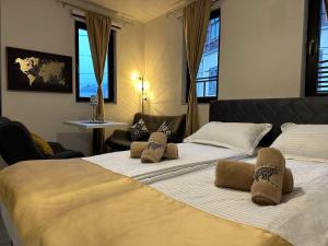 萨拉热窝Apartments Old Town的一间酒店房间，有两张床，床上有毛巾