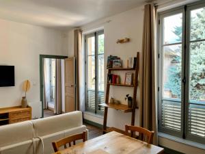 a living room with a couch and a table at Le Ginkgo in Autun