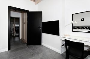 a white room with a desk and a chair at Apartament Świerkowy in Stronie Śląskie