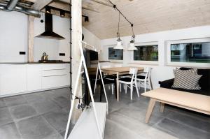 a kitchen and dining room with a table and chairs at Apartament Świerkowy in Stronie Śląskie