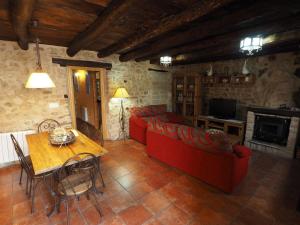 Cubillas de Santa Marta的住宿－Casa Rural Sarmiento，客厅配有红色的沙发和桌子
