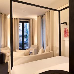 Postel nebo postele na pokoji v ubytování Le Metropolitan, Paris Tour Eiffel, a Tribute Portfolio Hotel