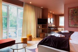 a bedroom with a bed and a large window at Van der Valk Hotel Apeldoorn in Apeldoorn +45 photos