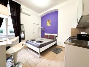 Kuchyňa alebo kuchynka v ubytovaní Stylish & Cozy Central Studio - Purple Room