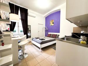 A kitchen or kitchenette at Stylish & Cozy Central Studio - Purple Room