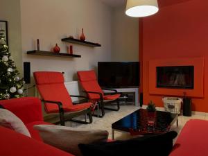 Телевизор и/или развлекательный центр в Sweet Red Home