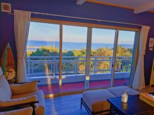 a living room with a view of the ocean at パーティーができるビーチハウス海まで1分一棟貸切Qiao105屋外犬可 in Hokota