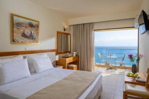 Кровать или кровати в номере Miramare Resort & Spa
