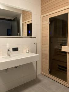 un bagno con lavandino e specchio di Wellness Appartement Winterberg E2 a Winterberg