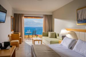 Телевизор и/или развлекательный центр в Miramare Resort & Spa