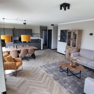 ein Wohnzimmer mit Couch und Tisch in der Unterkunft Wellnessappartement Winterberg D4 in Winterberg + 8 Fotos