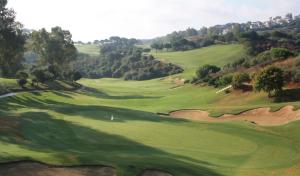 ラ・カラ・デ・ミハスにあるLa Cala Golf Townhouseのゴルフコースの景色を望む緑豊かな客室です。