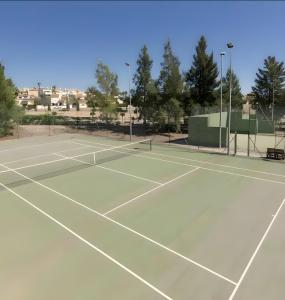 Tenis dan/atau kemudahan skuasy di Fortuna y Amor atau berdekatan
