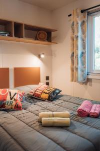 Postel nebo postele na pokoji v ubytování CAMPING LES OURMES