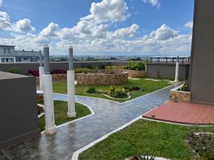 desde el balcón de una casa con columnas en Kilimani Executive Suites With Gym, Heated Pool, Sauna, Steam room, en Nairobi