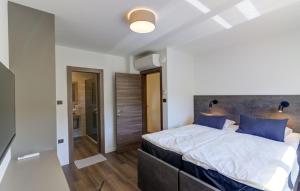 Postel nebo postele na pokoji v ubytování Beautiful Casa Verde in Novi Vinodolski + 16 fotografií