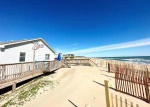 ein Gebäude an einem Strand am Meer in der Unterkunft Sand Spur Cottages in Nags Head