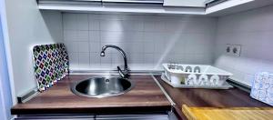 una encimera de cocina con fregadero en una cocina en Apartamentos Arcos Costa Cálida, en Águilas 30 fotos más