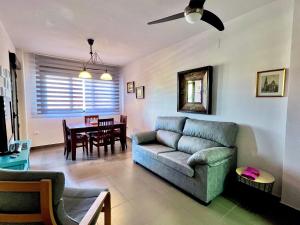 una sala de estar con un sofá y una mesa en Apartamentos Arcos Costa Cálida, en Águilas