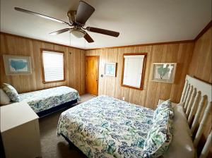 Ein Bett oder Betten in einem Zimmer der Unterkunft Sand Spur Cottages