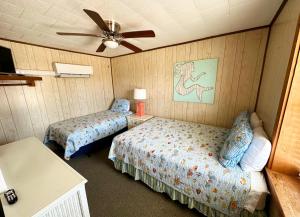 Ein Bett oder Betten in einem Zimmer der Unterkunft Sand Spur Cottages