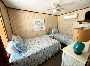 Ein Bett oder Betten in einem Zimmer der Unterkunft Sand Spur Cottages