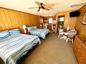 Ein Bett oder Betten in einem Zimmer der Unterkunft Sand Spur Cottages