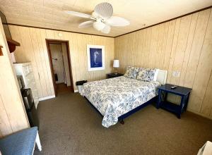 Ein Bett oder Betten in einem Zimmer der Unterkunft Sand Spur Cottages