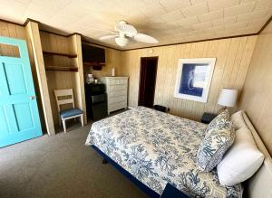 Ein Bett oder Betten in einem Zimmer der Unterkunft Sand Spur Cottages