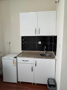 Kuchyň nebo kuchyňský kout v ubytování Taksim Plaza Suite
