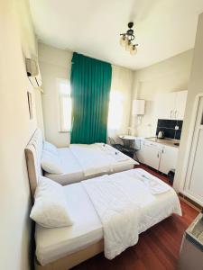 Postel nebo postele na pokoji v ubytování Taksim Plaza Suite
