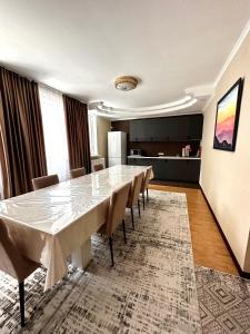 une salle de conférence avec une longue table et des chaises dans l'établissement Shymbulak Guest House, à Besqaynar