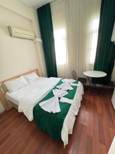 Postel nebo postele na pokoji v ubytování Taksim Plaza Suite