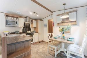 Køkken eller tekøkken på Chestnuts - Norfolk Cottage Agency