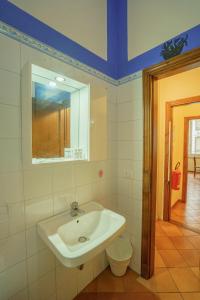 Kúpeľňa v ubytovaní Tranquil Suite Near Museums and Train Station + 26 fotografií
