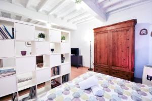 1 dormitorio con cama y estante para libros en Uffizi Apartment, en Florencia