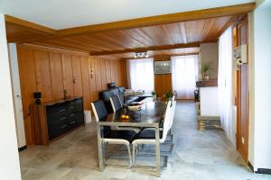 Posezení v ubytování Maison Gruyère avec Cheminée et Vue sur les Alpes