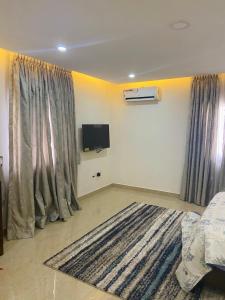 TV a/nebo společenská místnost v ubytování Abuja Horizons Suite