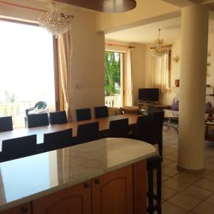 TV a/nebo společenská místnost v ubytování Panoramic Seaview Villa ZEUS
