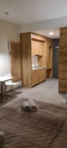 ein Schlafzimmer mit einem Bett mit zwei Handtüchern darauf in der Unterkunft Aparthotel Apartamenty Czarna Góra 131 in Heudorf