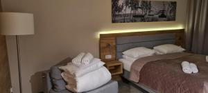ein Hotelzimmer mit zwei Betten mit Handtüchern darauf in der Unterkunft Aparthotel Apartamenty Czarna Góra 131 in Heudorf + 2 Fotos