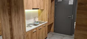 ein Badezimmer mit Waschbecken und Spiegel in der Unterkunft Aparthotel Apartamenty Czarna Góra 131 in Heudorf