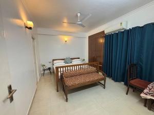 Ένα ή περισσότερα κρεβάτια σε δωμάτιο στο The Grand Ganga Room 3 near Sangam