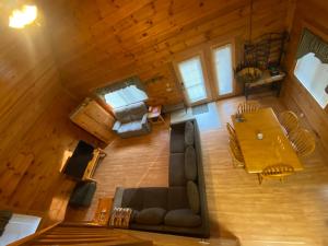 Posezení v ubytování Cabin Retreat near 3 Bears Resort