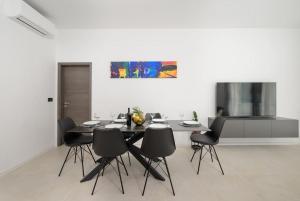 une salle à manger avec une table et des chaises noires dans l'établissement Villa Lamia by IstriaLux, à Burići