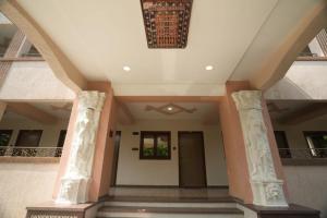 潘韦尔Raaj Resort的建筑的大厅,有柱子和吊灯