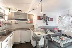Una cocina con una mesa y un sofá en una habitación. en Estudio Yumbo Playa Del Ingles, en San Bartolomé