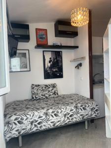 a bedroom with a bed in a room at Beach-Goretti House in Mairena del Aljarafe
