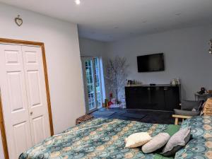 En eller flere senge i et værelse på Butterfly Cottage