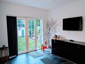 Et tv og/eller underholdning på Butterfly Cottage